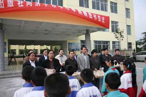 济宁市教育局 教育动态 泰山出版社向我市中小学捐赠万册图书