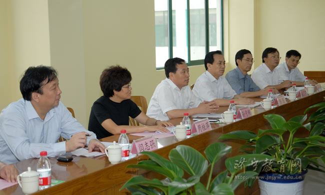 济宁北湖度假区党工委书记周桂萍的陪同下,来到济宁医学院,山东理工