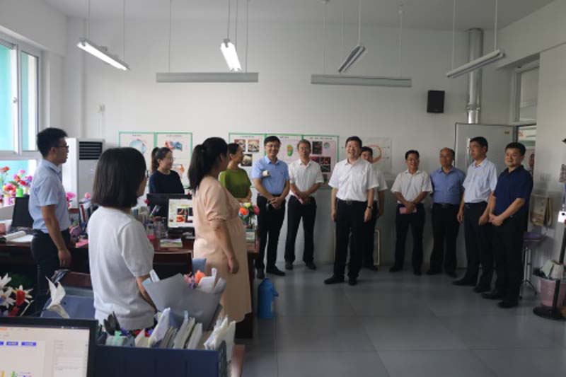 9月9日上午,在第35个教师节来临之际,任城区委书记岳根才,副区长胡钦