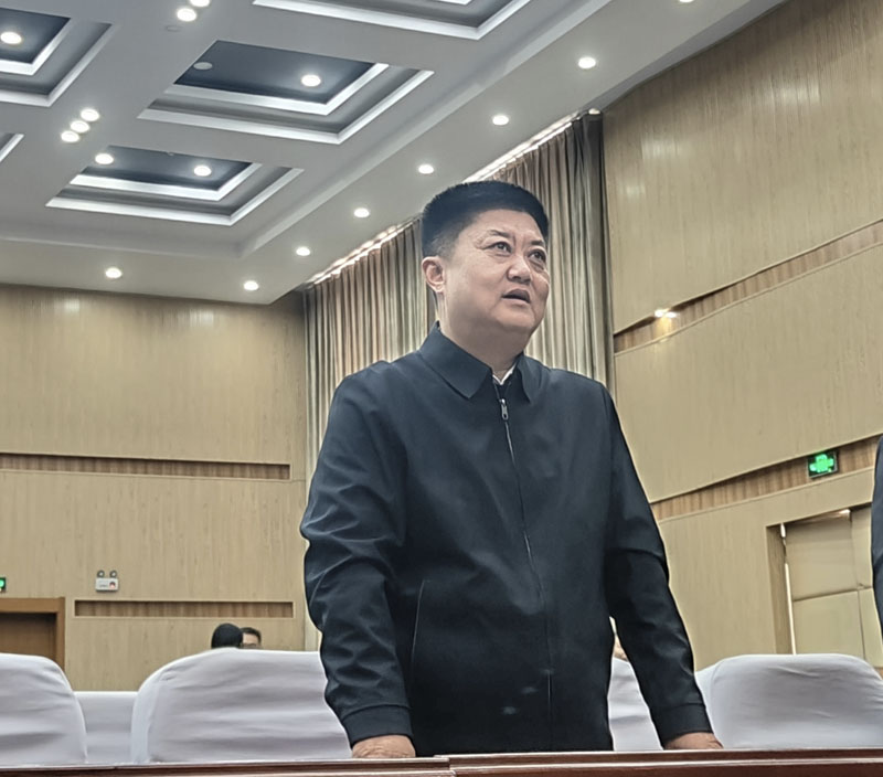 王洪正看望慰问济宁市仁之声教师合唱团