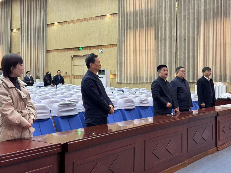 王洪正看望慰问济宁市仁之声教师合唱团